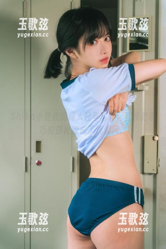 Shika小鹿鹿的烽火经年写真，直接把乖巧的旗袍撩成了逗趣风。