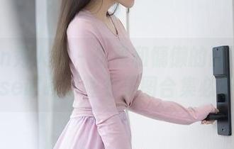 Xiuren秀人网 – 优雅和慵懒的碰撞：Elise谭晓彤睡衣美图合集必看