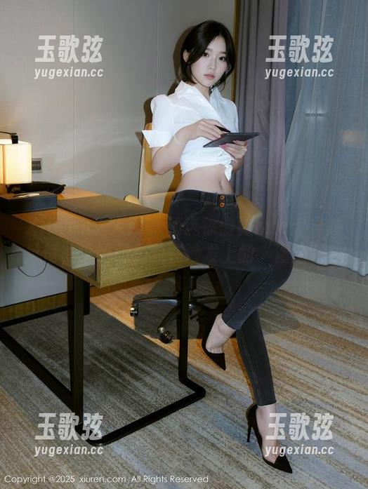 Xiuren秀人网 - 精选徐微微mia：异域风情，这明明是我在沙发上的“漫游”！