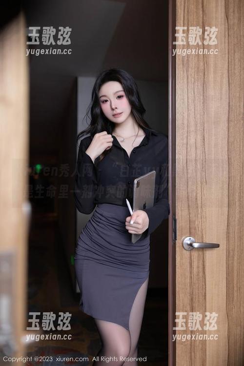 Xiuren秀人网 - “白芷yy和黑色，不过是生命里一剂冲突的调味剂”写真感悟