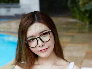YouWu尤物馆 – 当背景不重要，只有艾小青的原图，女孩的影像成了唯一的焦点？有点意思。