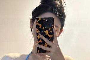 微密圈 – 当西服遇上渔网丝袜，不爱笑的赛琳的最新照片果然不能低估，她的时尚感！