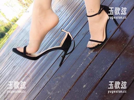 微密圈 - 私拍时刻：丝月神用牛仔裤和高跟肉丝让人嗨翻天！