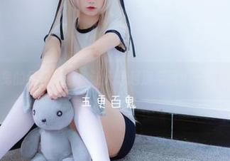 五更百鬼的红裙美图：让人想起那年我们一起追的风！