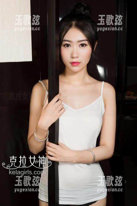 克拉女神 - 不下水也流行，瑞莎的泳池美图是绝对的下载必备单品！
