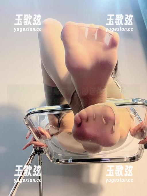 微密圈 - 想问兔宝妮to的连体衣写真原图：这些小动作是一般人能模仿得来的吗？
