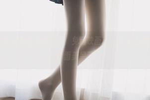 难以抗拒的黑丝和百褶裙组合，兔玩映画高清分享让我想说的是，这画面美呆了！