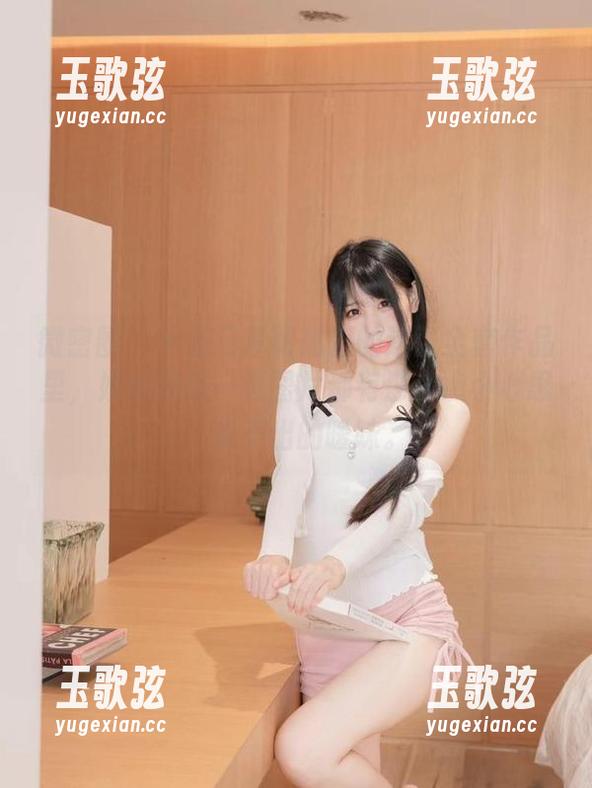 微密圈 - 十万口草莓粥粥的这张全套作品里，姐姐的每一张图片都有那么点小心思，说不出的暧昧。