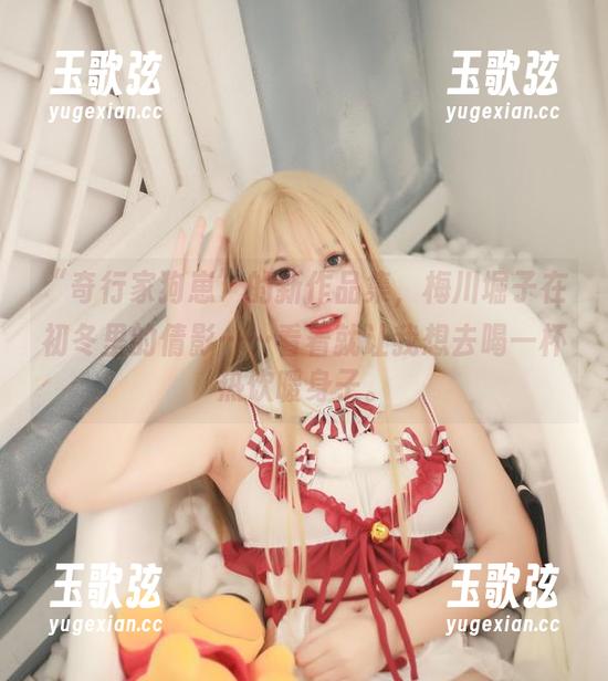 “奇行家狗崽”的新作品集，梅川堀子在初冬里的倩影……看着就让我想去喝一杯热饮暖身子。
