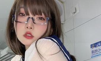 私拍看小泉学姐吖如何在体操服中完美过渡，哈哈，是不是失了重心？