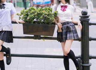 尤蜜荟 – 黑白美图中的周妍希，每次分享都像踏上一场假想的旅行，不同的角度总能说出新鲜感。