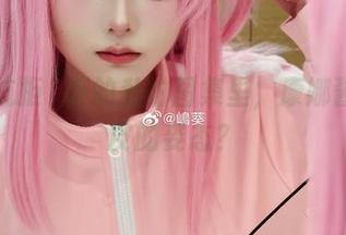 谁能抗拒嶋葵的私拍图集里，康娜酱那俏皮的姿态？