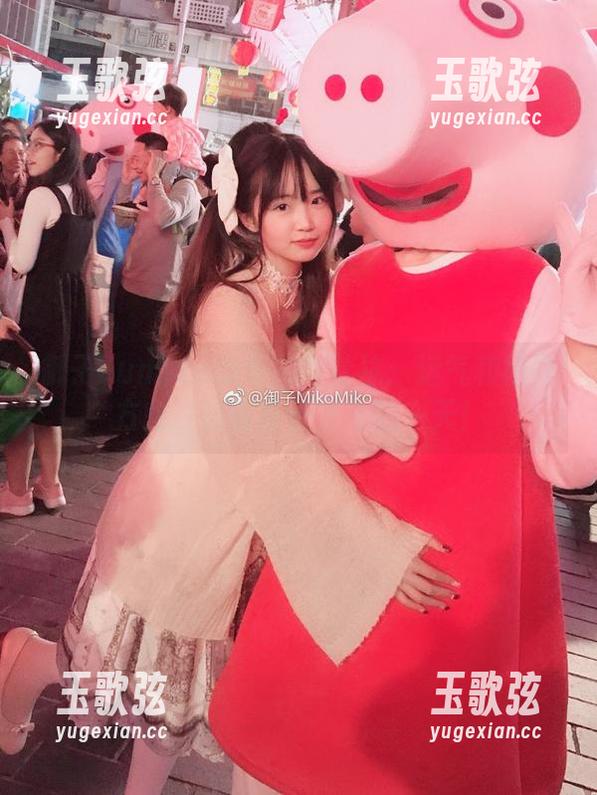 御子Yumiko 御子Yumiko的私拍与丝袜:运气和梳理方向、幽默段子齐飞的一天!