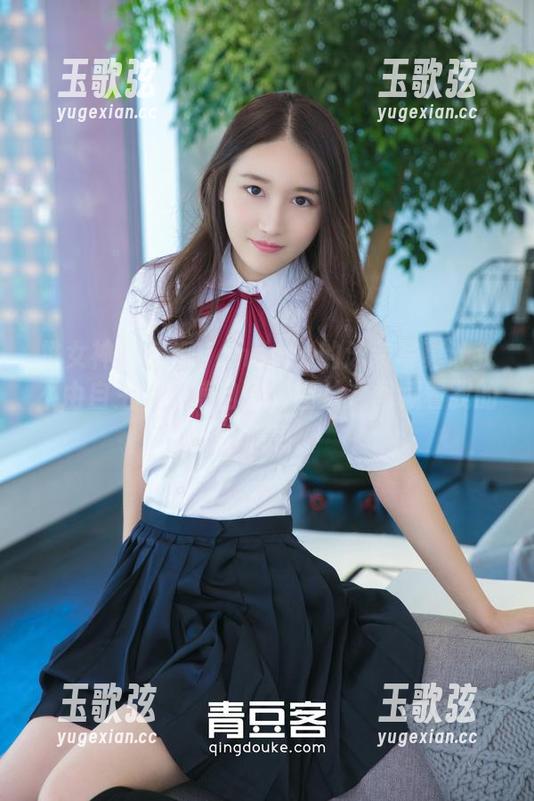推女神 - 梦娜Vanessa的泳装写真让我不由自主地喃喃自语，图片之间藏着我的小心思。