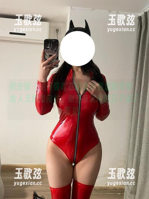 微密圈 - 是可馨吖在这张原图里的吊带，给人无端的向往，似乎与沉闷的日子说了再见。