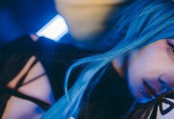 留恋着末夜787那张网袜的原图，心底默念：再来一张做壁纸？