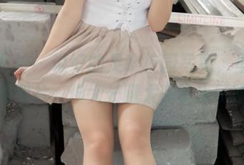 梦丝女神 – 说好的灵唯校园写真，虽然是免费照片，但大长腿太吸引人了吧！