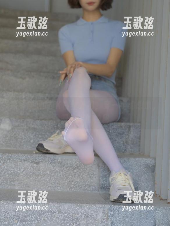 森萝财团的JK白丝外拍，穿一半的想象，露一半的神秘