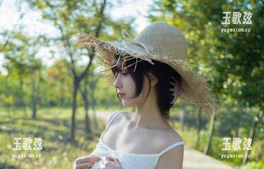 浅安安最新泳装，美图无敌，陷入了那围绕的水波