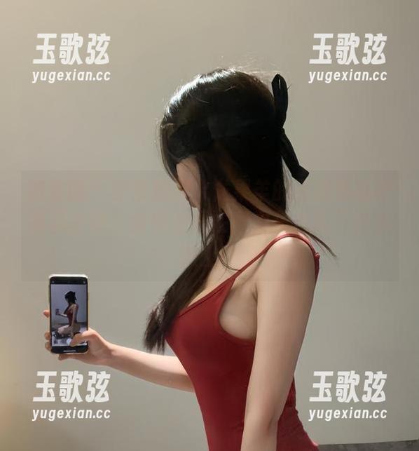 微密圈 - 非常期待火龙果羊的黑连体吊带高清分享，结果发现注意力根本就不在衣服上。