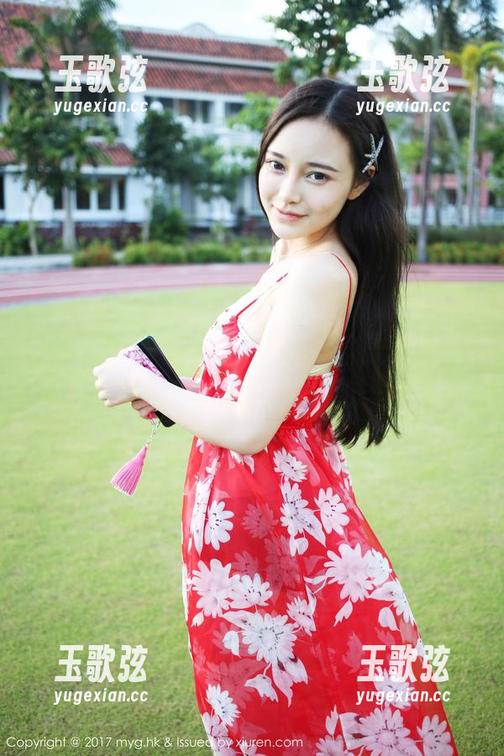 美媛馆-果儿Victoria 美媛馆 - 新图包上线,果儿Victoria这泳衣其实是跟泳池阳伞打的配合演出!