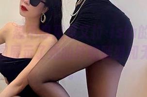 微密圈 – 想不想见见艾拉·isla的最新短裙？美图展示了她的纤细腿型和无敌气场。