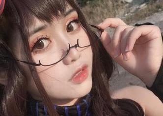 少女与花，不得不说，芊川一笑MNK选择的花要比选的人精致。