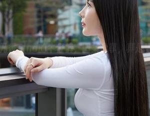 蜜桃社 – 桃乃香Tina的牛仔裤，图集分享，真是巧妙结合了随性和时髦感。