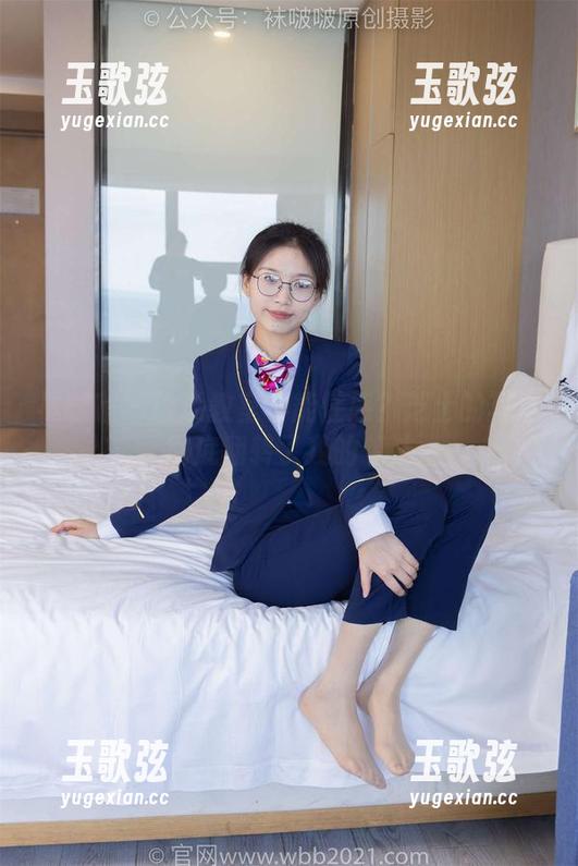 袜啵啵 - 谁说教室不能性感？芝士的写真彻底翻转了我的想法