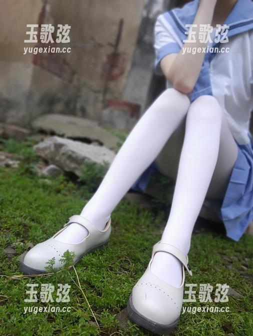 西尔酱最新写真：兰草旗袍加身，仿佛在为外星人主持慈善晚会。