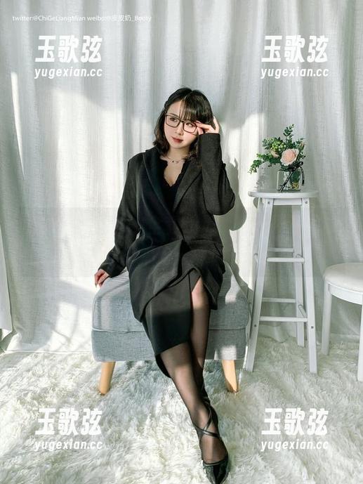 小心别看太久，全套超级索尼子露背毛衣是超皮皮皮奶的一道美丽风景线！