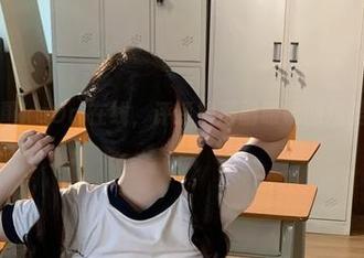 来吧，阿薰kaOri在线，评评她那副眼镜的炫酷与小撩人。
