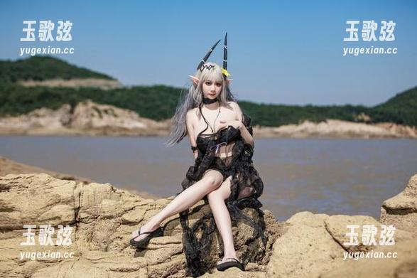 这组美图不止是比基尼，更是阿雪雪的自信展现，神奇的事