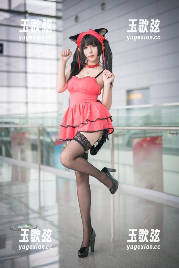 雯粥粥i的套图，礼服像极了梦中那个612层的蛋糕，让人忐忑又期待。