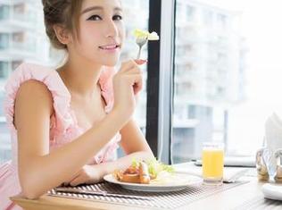 青豆客 – 图片分享：张美荧兔女郎，可惜还没做到早起的鸟儿先吃虫，效果不佳。
