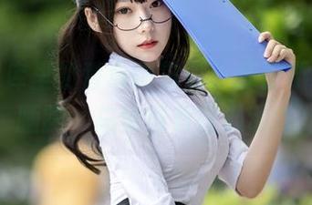 校园图库里的香草喵露露，那份不经意的腼腆，总觉得有些心动？