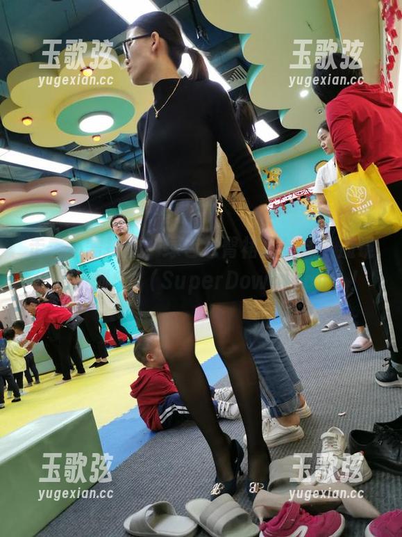 走秀还需打扮，绿色包臀裙加丝袜，魔镜街拍系列SD（SuperDownload）！